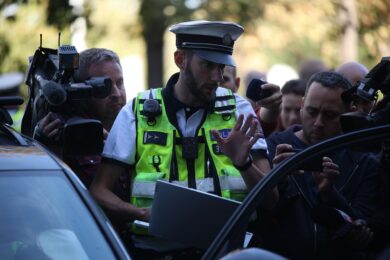 Nový mobilní hlukoměr už pražští dopravní policisté vyzkoušeli přímo v terénu. Jedno z prvních měření proběhlo v polovině září ve Štěrboholech.