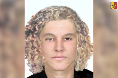 Policie zveřejnila identikit muže podezřelého z rasisticky motivovaného napadení ženy před její třináctiletou dcerou. Kriminalisté žádají každého, kdo muže pozná, aby se ozval na linku 158.