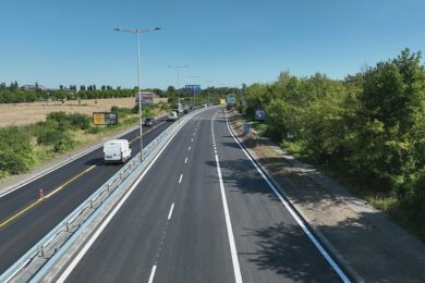 Kbelská ulice po rekonstrukci. Technická správa komunikací nyní připravuje opravy okolních silnic, které během stavebních prací sloužily jako objízdné trasy. Od 10. listopadu čekají řidiče úplné uzavírky vybraných úseků v Satalicích, Kbelích a Libni.
