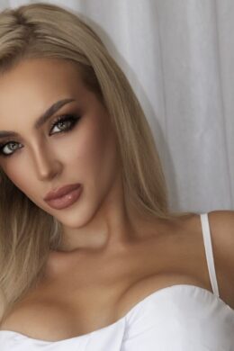 Modelka Martina Krátká otevřeně hovoří o vážných zdravotních komplikacích, náročném životním období i cestě k novému začátku. Dnes se věnuje modelingu, žije v Praze a připravuje vlastní mediální projekt HERS.