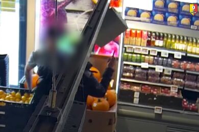 Záběr z bezpečnostní kamery supermarketu v Evropské ulici v Praze 6, který kriminalistům pomohl při identifikaci a vypátrání podezřelého.