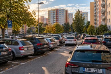 Zaplněná parkoviště jsou každodenní realitou mnoha částí Jižního Města. Praha 11 nyní řeší, jakým způsobem parkovací možnosti do budoucna upravit a rozšířit.