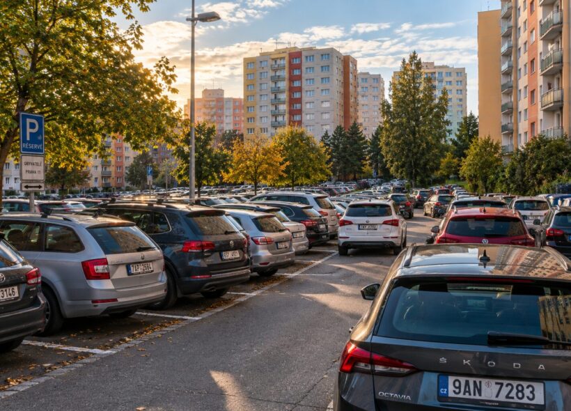 Zaplněná parkoviště jsou každodenní realitou mnoha částí Jižního Města. Praha 11 nyní řeší, jakým způsobem parkovací možnosti do budoucna upravit a rozšířit.