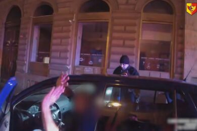 Policisté zastavili řidiče kvůli porušení zákazu vjezdu. Muž během kontroly zvedal ruce nad hlavu, jako by se vzdával. Dechová zkouška následně odhalila téměř 1,5 promile alkoholu a prověrka vozidla ukázala, že je v Polsku evidováno jako kradené.