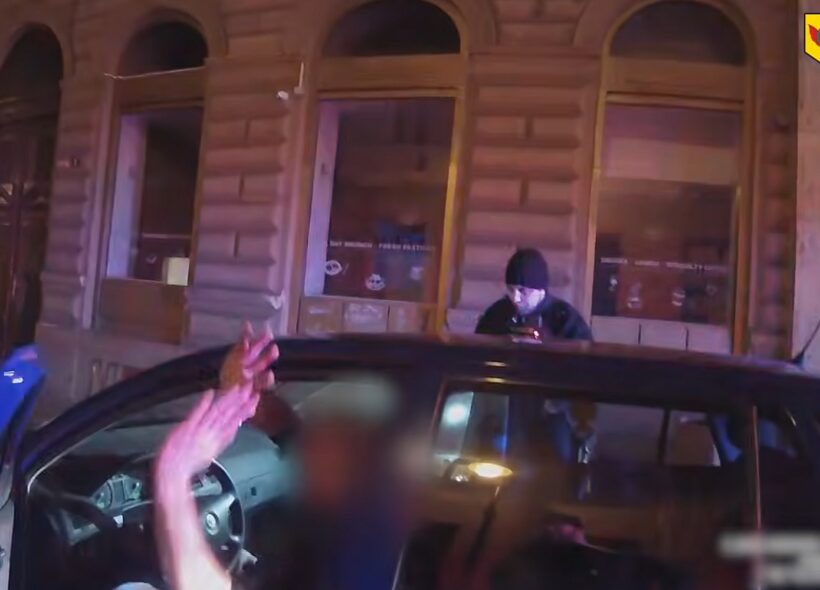 Policisté zastavili řidiče kvůli porušení zákazu vjezdu. Muž během kontroly zvedal ruce nad hlavu, jako by se vzdával. Dechová zkouška následně odhalila téměř 1,5 promile alkoholu a prověrka vozidla ukázala, že je v Polsku evidováno jako kradené.