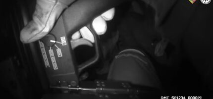 Záběr z policejního zásahu ze 16. října ve středočeských Zásmukách, při kterém kriminalisté zadrželi devětačtyřicetiletého samozvaného léčitele. Muž čelí obvinění ze znásilnění a sexuálního nátlaku, policie zatím eviduje devět poškozených žen a pátrá po dalších možných obětech.