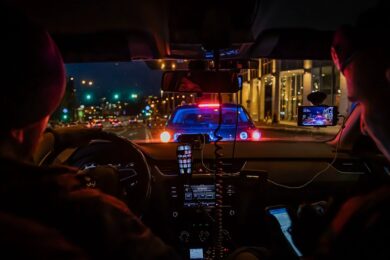 Policejní hlídka při noční službě v centru Prahy. Policisté zasahovali proti agresivnímu muži, který na náměstí Republiky napadal kolemjdoucí a následně zaútočil i na jednoho ze zasahujících policistů.