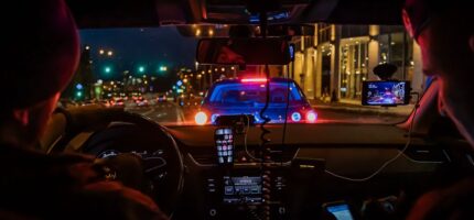 Policejní hlídka při noční službě v centru Prahy. Policisté zasahovali proti agresivnímu muži, který na náměstí Republiky napadal kolemjdoucí a následně zaútočil i na jednoho ze zasahujících policistů.