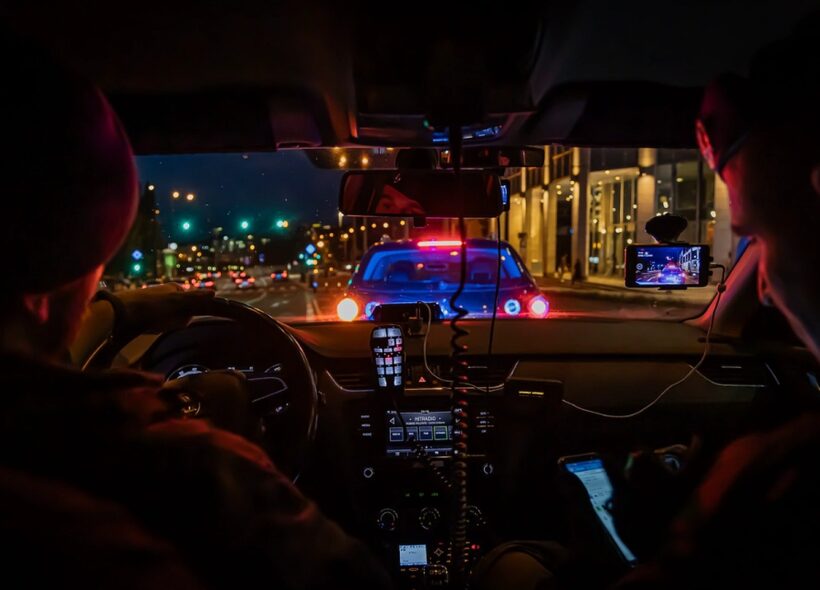 Policejní hlídka při noční službě v centru Prahy. Policisté zasahovali proti agresivnímu muži, který na náměstí Republiky napadal kolemjdoucí a následně zaútočil i na jednoho ze zasahujících policistů.