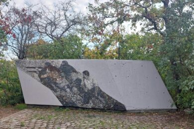 Opravený pomník nedaleko Barrandovských teras připomíná obránce Prahy, kteří padli během květnového povstání v roce 1945. Dílo s mozaikou zachycující bojovníky se v minulosti opakovaně stalo terčem vandalů.