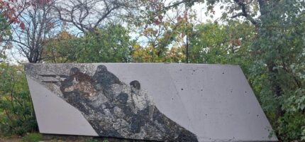 Opravený pomník nedaleko Barrandovských teras připomíná obránce Prahy, kteří padli během květnového povstání v roce 1945. Dílo s mozaikou zachycující bojovníky se v minulosti opakovaně stalo terčem vandalů.