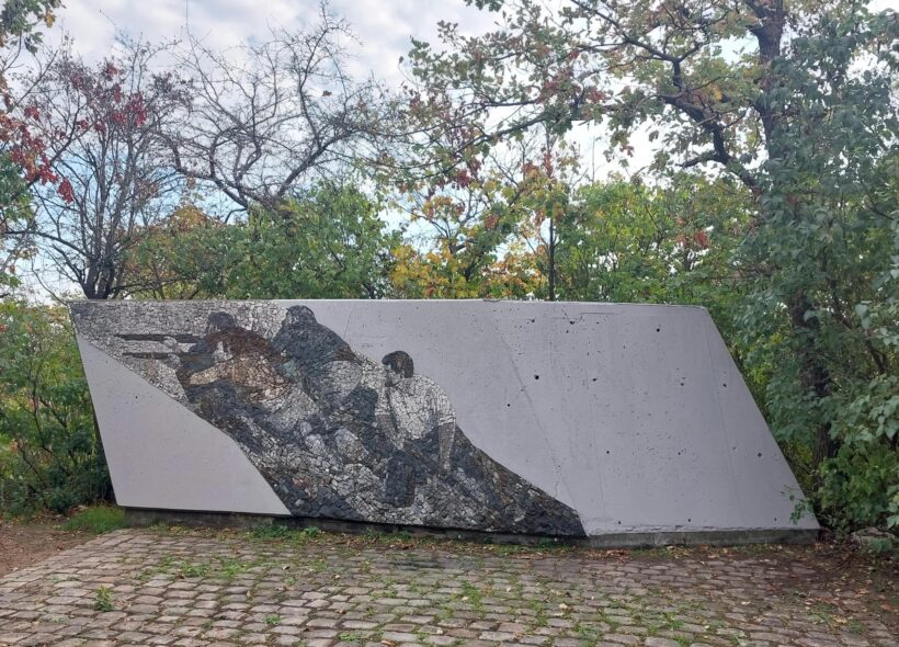 Opravený pomník nedaleko Barrandovských teras připomíná obránce Prahy, kteří padli během květnového povstání v roce 1945. Dílo s mozaikou zachycující bojovníky se v minulosti opakovaně stalo terčem vandalů.