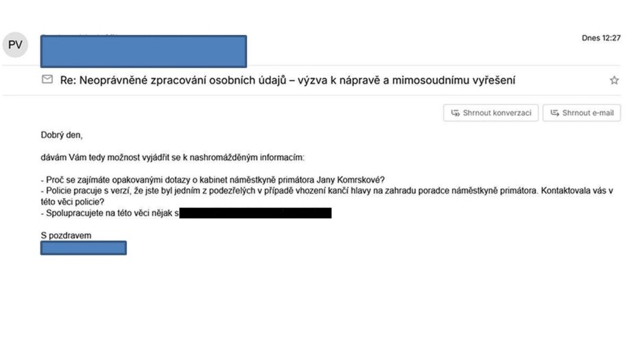 V další e-mailové zprávě novinář Deníku N opakovaně žádal Richarda K. o vysvětlení jeho zájmu o kabinet Jany Komrskové a uvedl, že policie pracuje s verzí o jeho možném zapojení do případu kančí hlavy.