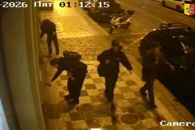 Čtveřici mladých mužů zachytila bezpečnostní kamera v ulici Milady Horákové v Praze 7. Policie po nich pátrá v souvislosti s posprejováním fasády domu v památkově chráněném území.