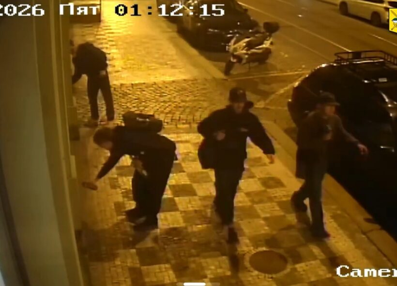 Čtveřici mladých mužů zachytila bezpečnostní kamera v ulici Milady Horákové v Praze 7. Policie po nich pátrá v souvislosti s posprejováním fasády domu v památkově chráněném území.