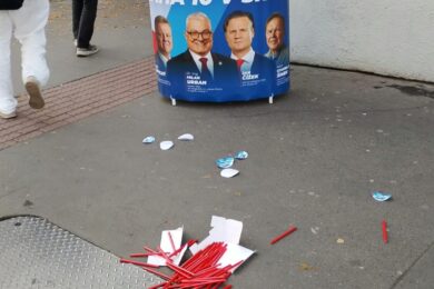 Následky incidentu u petičního stánku SPD na Želivského v Praze 10. Na chodníku zůstaly rozházené propagační předměty a další materiály. Stánek převrhl neznámý muž, který jej následně fyzicky napadl.