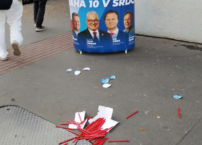 Následky incidentu u petičního stánku SPD na Želivského v Praze 10. Na chodníku zůstaly rozházené propagační předměty a další materiály. Stánek převrhl neznámý muž, který jej následně fyzicky napadl.