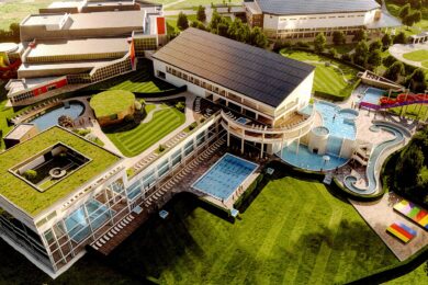 Vizualizace ukazuje možnou budoucí podobu rozšířeného areálu Aquacentra Šutka v Praze 8. Nová výstavba má využít také dosud nezastavěný svažitý terén kolem současného sportoviště.