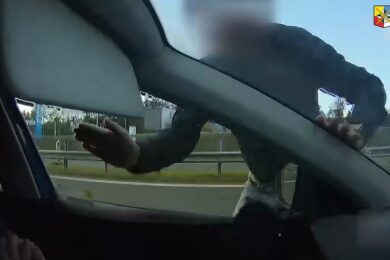 Záběr z palubní kamery zachycuje agresivního řidiče černého SUV u vozidla mladé ženy, kterou podle policie na dálnici D6 nejprve vybrzďoval a následně fyzicky napadl před očima její osmileté dcery. Právě díky pohotové reakci dívky se podařilo záznam incidentu uchovat.