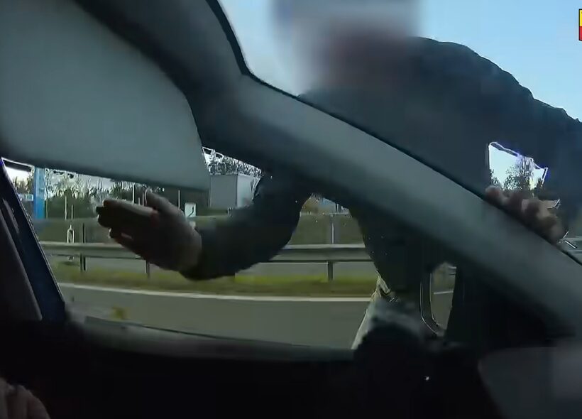 Záběr z palubní kamery zachycuje agresivního řidiče černého SUV u vozidla mladé ženy, kterou podle policie na dálnici D6 nejprve vybrzďoval a následně fyzicky napadl před očima její osmileté dcery. Právě díky pohotové reakci dívky se podařilo záznam incidentu uchovat.