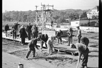 Historický snímek zachycuje stavební práce na vodojemu Vypich, který byl uveden do provozu 13. ledna 1940. S kapacitou 8 520 metrů krychlových nahradil původní kruhový vodojem na Větrníku a zásobuje Břevnov vodou dodnes.