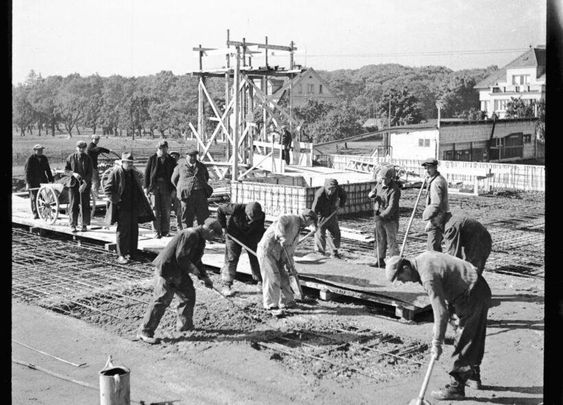 Historický snímek zachycuje stavební práce na vodojemu Vypich, který byl uveden do provozu 13. ledna 1940. S kapacitou 8 520 metrů krychlových nahradil původní kruhový vodojem na Větrníku a zásobuje Břevnov vodou dodnes.