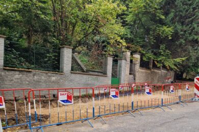 V podolské ulici Pod Klaudiánkou už začala výstavba 14 nových parkovacích míst. Stání vznikají mezi křižovatkami s ulicemi Nad Klaudiánkou a Na Vápenném. Další parkovací kapacity plánuje Praha 4 vybudovat v pěti dalších lokalitách.