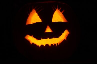 Rozsvícené vyřezávané dýně patří k neodmyslitelným symbolům Halloweenu. Ve Žlutých lázních v pražském Podolí si děti v sobotu 31. října budou moci vlastní strašidelnou dýni vydlabat a užít si odpoledne plné masek, soutěží a tajemných dobrodružství.