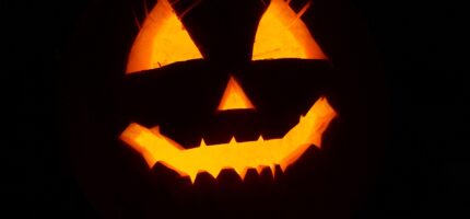 Rozsvícené vyřezávané dýně patří k neodmyslitelným symbolům Halloweenu. Ve Žlutých lázních v pražském Podolí si děti v sobotu 31. října budou moci vlastní strašidelnou dýni vydlabat a užít si odpoledne plné masek, soutěží a tajemných dobrodružství.