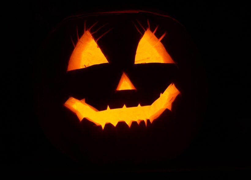 Rozsvícené vyřezávané dýně patří k neodmyslitelným symbolům Halloweenu. Ve Žlutých lázních v pražském Podolí si děti v sobotu 31. října budou moci vlastní strašidelnou dýni vydlabat a užít si odpoledne plné masek, soutěží a tajemných dobrodružství.