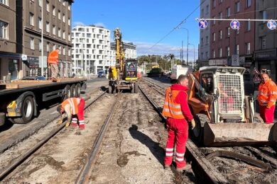 Rekonstrukce tramvajové trati v ulici Jana Želivského na Žižkově. Stavební práce výrazně omezují dopravu v okolí křižovatky Ohrada, kde se tvoří dlouhé kolony.