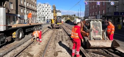Rekonstrukce tramvajové trati v ulici Jana Želivského na Žižkově. Stavební práce výrazně omezují dopravu v okolí křižovatky Ohrada, kde se tvoří dlouhé kolony.