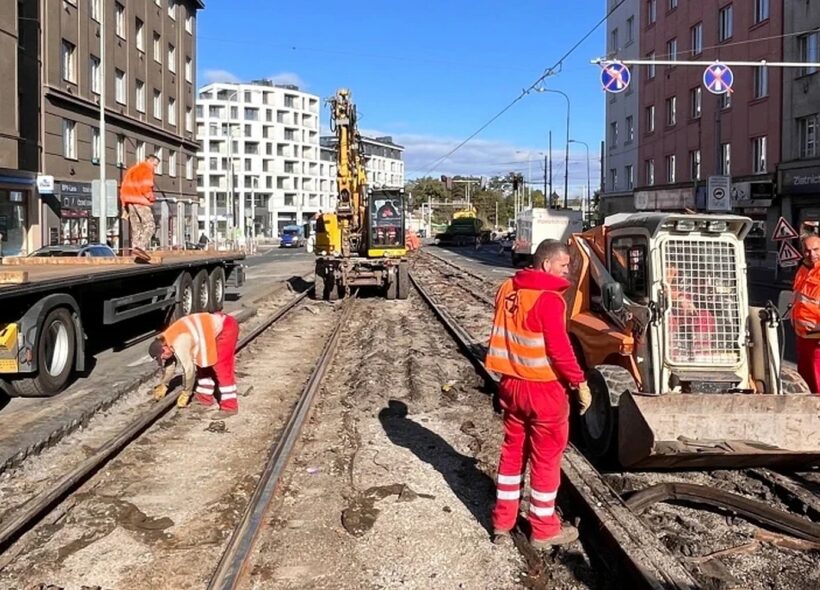 Rekonstrukce tramvajové trati v ulici Jana Želivského na Žižkově. Stavební práce výrazně omezují dopravu v okolí křižovatky Ohrada, kde se tvoří dlouhé kolony.